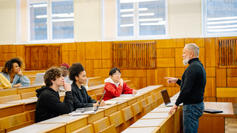 Sérgio Bento De Araújo mostra como parcerias com universidades fortalecem pesquisas aplicadas e geram inovação direta nas escolas.
