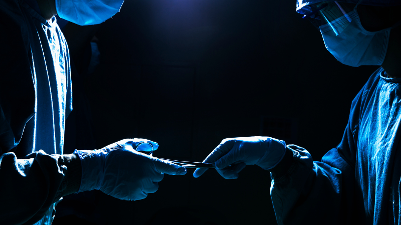 Para Dr. Haeckel Cabral, a decisão de associar prótese à mastopexia depende de estrutura mamária e expectativa da paciente.