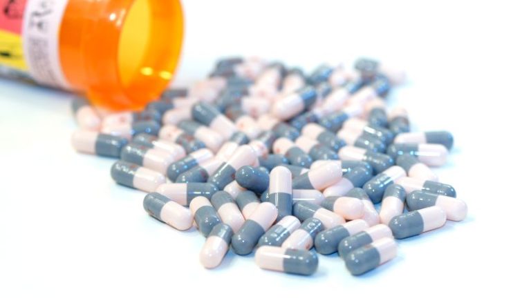 Venda de medicamentos em supermercados avança na Câmara e reacende debate sobre acesso, preços e segurança