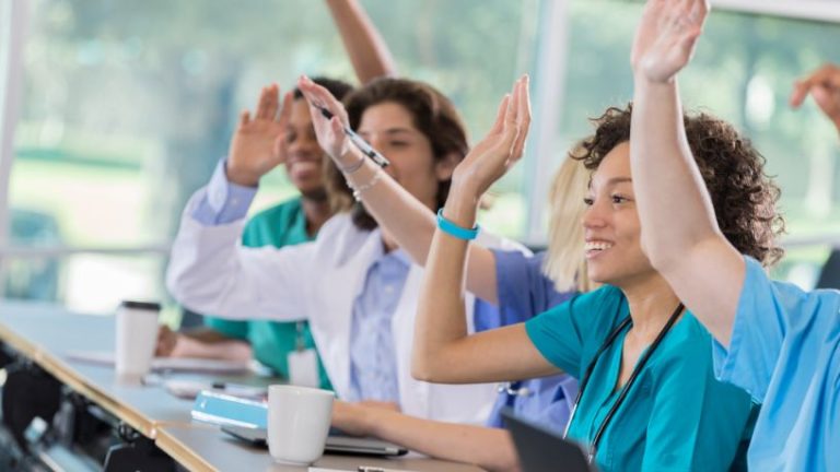 MEC vai punir 30% dos cursos de Medicina por nota no Enamed e acende alerta sobre qualidade no ensino médico MEC vai punir 30% dos cursos de Medicina por nota no Enamed e acende alerta sobre qualidade no ensino médico