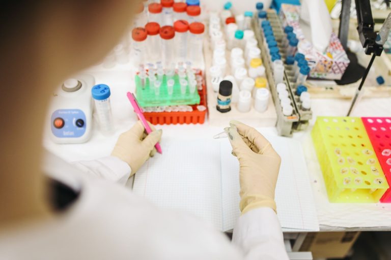 Anvisa seleciona até oito projetos de novos medicamentos para aconselhamento regulatório Cientista analisa amostras em tubos de ensaio em um laboratório de pesquisa.