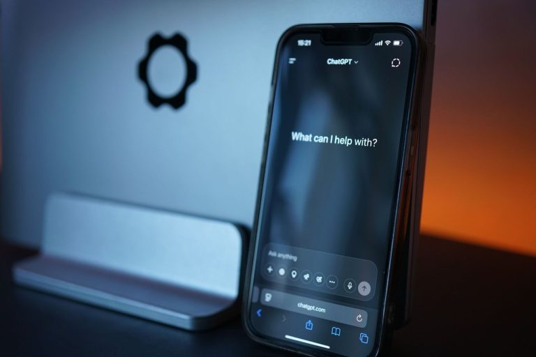Regra do TSE para a Meta amplia debate sobre IA e visibilidade eleitoral Close de um smartphone exibindo uma interface de inteligência artificial.