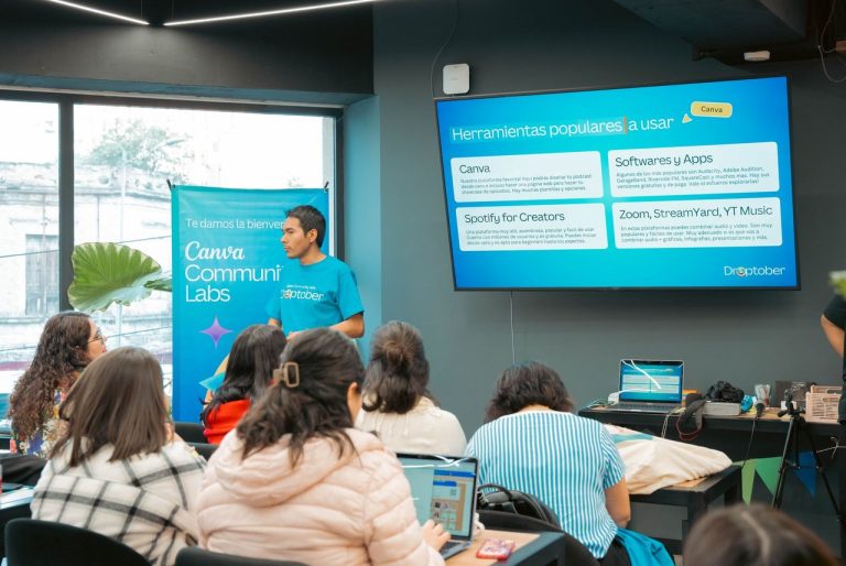 Curitiba recebe seleção de propostas digitais voltadas à oncologia no SUS Pessoa apresenta ferramentas tecnológicas a participantes durante um workshop em ambiente moderno.
