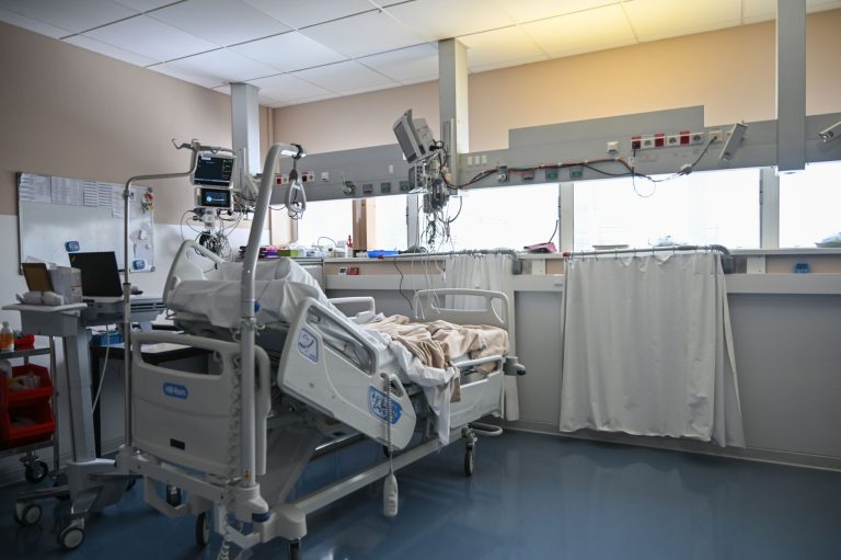 SUS conecta UTIs inteligentes a central nacional de monitoramento em tempo real Leito de UTI cercado por equipamentos médicos avançados em um ambiente hospitalar