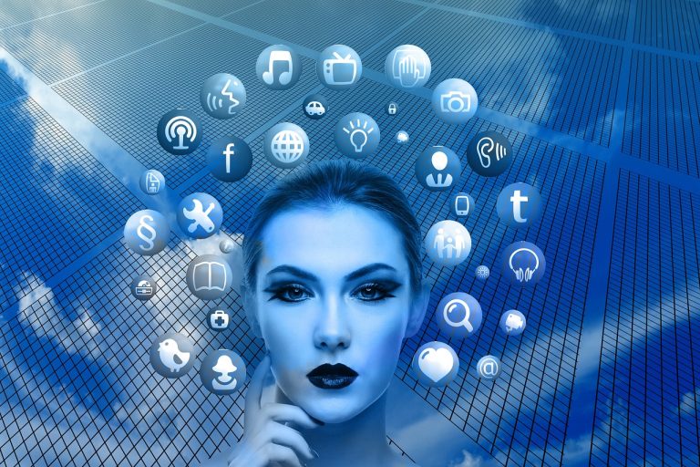 Perfil de uma mulher cercado por ícones de aplicativos e conexões em rede, em uma composição digital sobre comunicação e redes sociais.